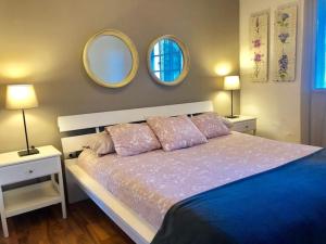 ein Schlafzimmer mit einem großen Bett mit zwei Spiegeln an der Wand in der Unterkunft Cottage Gran Canaria En Reformas in Valsequillo de Gran Canaria