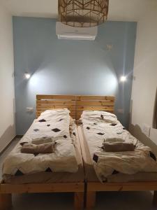 um quarto com duas camas num quarto em קשת לכנרת-יחידת הקרקע em Keshet