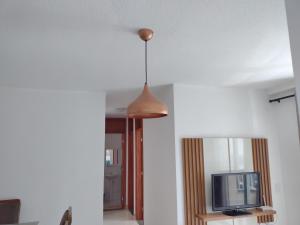 Μια τηλεόραση ή/και κέντρο ψυχαγωγίας στο Apartamento na Praia dos Milionários em Ilhéus - Vog Atlântico