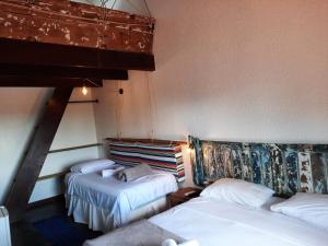 卡波布里奧的住宿－Pousada Icthus，一间客房内配有两张床的房间