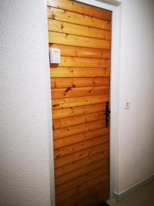 uma porta para um quarto com uma parede de madeira em Studio chaleureux à LANSLEVILLARD VAL CENIS 2 pers em Lanslevillard