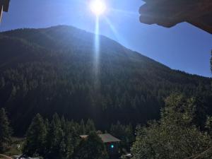 Sauze di CesanaVillamillefiori parte antica的阳光照耀下的山景