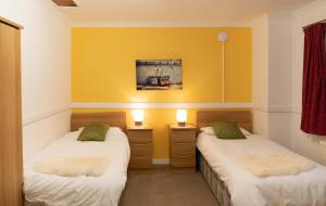 A bed or beds in a room at Dunedin House -Contractors - Business Travellers