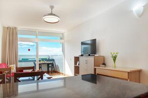 TV a/nebo společenská místnost v ubytování AZAHARA PLAYA -LAS VISTAS BEACH Free Wifi
