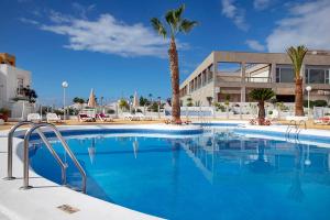 Bazén v ubytování AZAHARA PLAYA -LAS VISTAS BEACH Free Wifi nebo v jeho okolí