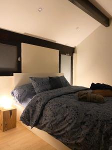 ブレモンにあるCOCOONING near DINANT 300m from River Meuseのベッドルーム1室(黒いヘッドボードと枕付きのベッド1台付) +35枚の写真