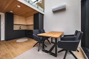 una sala da pranzo con tavolo e sedie in legno di Levin Hurma a Levi