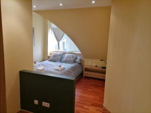 A bed or beds in a room at Ático Anllóns