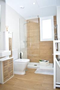 ein Bad mit einem WC, einem Waschbecken und einer Dusche in der Unterkunft SUNNY BEACH APARTMENT IN CALACEITE in Torrox Costa