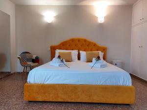 una camera da letto con un grande letto con una grande testiera arancione di Ca' Francesca Suite Terrace in Venice a Venezia