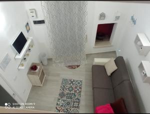 an overhead view of a living room with a couch at Il Nido della Calandra in Tuglie
