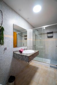 ein Bad mit einem Waschbecken und einer Glasdusche in der Unterkunft COTILLO BEACH SUN in Cotillo