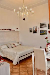 a bedroom with a bed and a chandelier at Appartamento Il Giglio in Viterbo