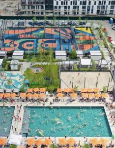 una vista dall'alto di una piscina in un resort di Nyvky Like Home - Fayna Town - apt 149 8 поверх, 1 буд a Kiev