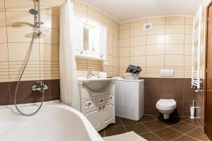 Un baño con bañera, lavabo e inodoro. en Apartament Maza, en Sinaia 16 fotos más