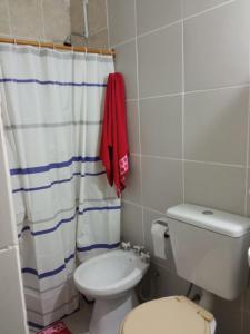 Łazienka z białą toaletą i umywalką w obiekcie Casa Huerta w mieście Vista Flores