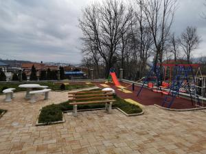 einen Park mit einer Bank und einem Spielplatz in der Unterkunft Apartman Maximus in Vrnjačka Banja