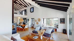 Khu vực ghế ngồi tại Villa Las Monjas - Astonishing Panoramic Sea View