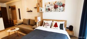 - un salon avec un lit et un canapé dans l'établissement SANS Lux Apartman N42 Milmari Kopaonik, à Kopaonik