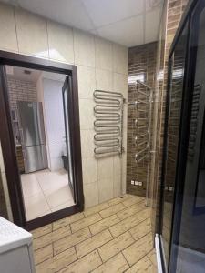 bagno con doccia e specchio di Apartments Most City a Dnipro