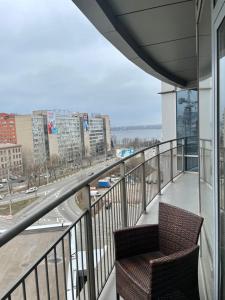 ドニプロにあるApartments Most Cityの市街の景色を望むバルコニー(椅子2脚付)
