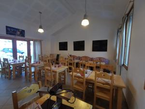 TV a/nebo společenská místnost v ubytování Auberge du Freney