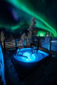 bañera de hidromasaje con vistas a la aurora boreal en Aurora Collection, en Saariselkä