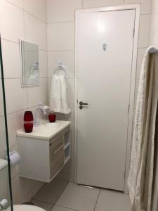 Ένα μπάνιο στο Apartamento no Condomínio Villa das Águas