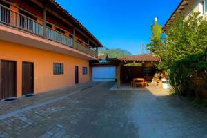 an empty courtyard of a house with a building at CHALÉS e SUITES PORTO SEGURO in Maresias