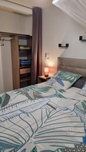 due letti uno accanto all'altro in una camera da letto di Les hauts du fromager a Le Diamant