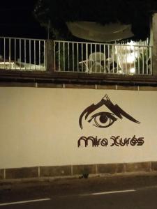 un dipinto di un occhio su un muro di Casa MiraXurés con vistas a la Sierra del Xurés a Ourense