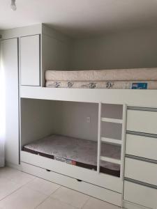 Μία ή περισσότερες κουκέτες σε δωμάτιο στο Apartamento no Condomínio Villa das Águas