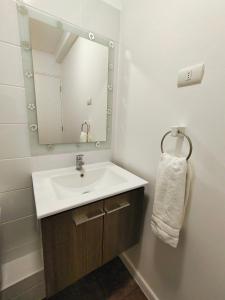 a bathroom with a sink and a mirror at Condominio Alto Hacienda in Coquimbo