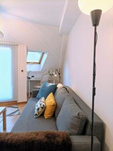 ein Wohnzimmer mit einem Sofa und einer Lampe in der Unterkunft Apartamento con Terraza, Plaza América in Vigo