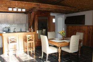 TV a/nebo společenská místnost v ubytování Le Chalet Pré de la Fontaine