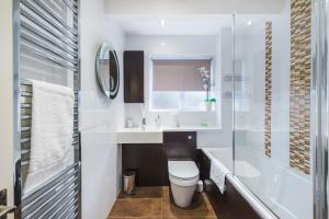une salle de bain blanche avec toilettes et lavabo dans l'établissement Beautiful 3 Bed House with Amazing Views in Dartford, Kent, à Kent 19 autres photos