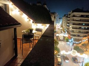einen Balkon mit Stadtblick in der Nacht in der Unterkunft Apartamento con Terraza, Plaza América in Vigo