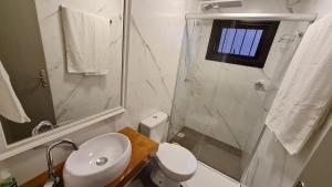 Koupelna v ubytování NEO CASA + 5 fotografií