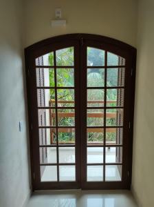 an open window in a room with a view at Suíte na Montanha in Trindade