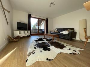 een woonkamer met een bank en een tapijt bij Alpenauszeit in (den) Bergen in Bergen
