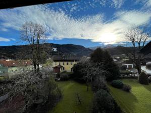 a view of a town with mountains in the background at Alpenauszeit in (den) Bergen in Bergen