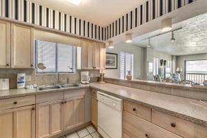 Crescent Tower I 301 - 3rd floor beach chic corner unit with an outdoor pool and Wifi