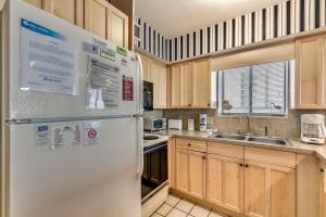 Crescent Tower I 301 - 3rd floor beach chic corner unit with an outdoor pool and Wifi