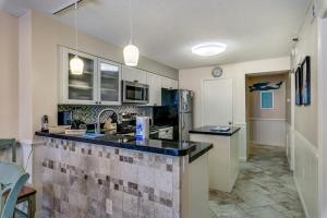 Pinnacle 405 - Updated oceanfront condo with a large soaking tub and a sundeck