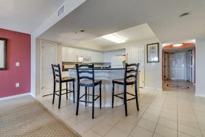 Yacht Club Villas 1 303 - Spacious modern waterway view unit with a driving range