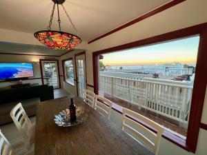 - une salle à manger avec une table et une vue sur l'océan dans l'établissement Catalina Two Bedroom View Home, à Avalon