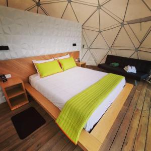 - une chambre avec un grand lit dans une tente dans l'établissement Solaris Glamping Exclusive, à Tena