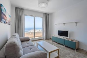 TV a/nebo společenská místnost v ubytování Amazing apartment with sea views and AC, PA06 + 31 fotografií