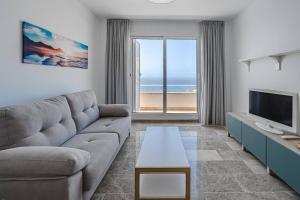 TV a/nebo společenská místnost v ubytování Amazing apartment with sea views and AC, PA06