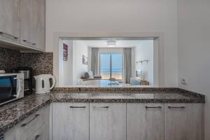 Kuchyň nebo kuchyňský kout v ubytování Amazing apartment with sea views and AC, PA06